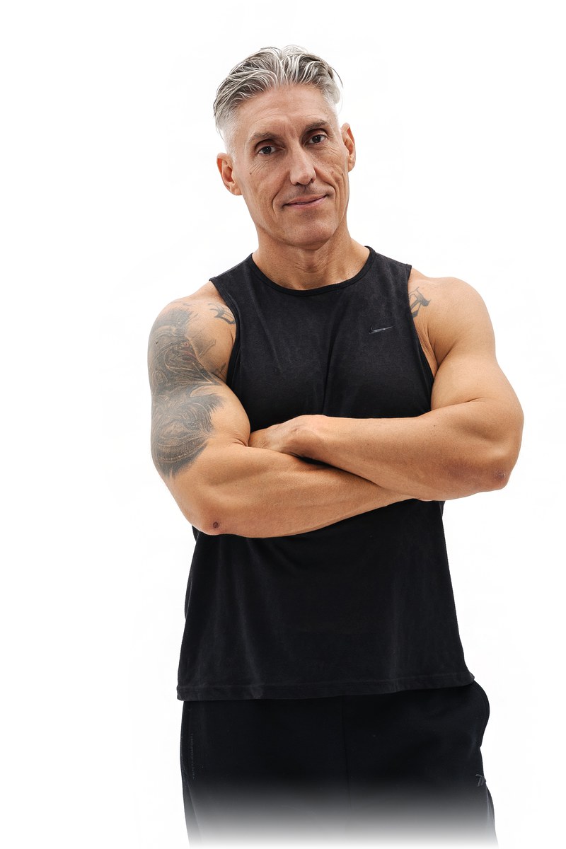 Juan Manuel en ropa deportiva, brazos cruzados, retrato de medio cuerpo